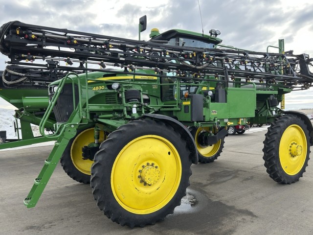 FarmZillaClass's tweet image. 2013 John Deere 4830, Greenlighted! 2711 hrs., field ready!. #johndeere #JD #sprayers #agriculture #farming #farmequipment #sprayingequipment #machinery bit.ly/3KBG1Ec ☎