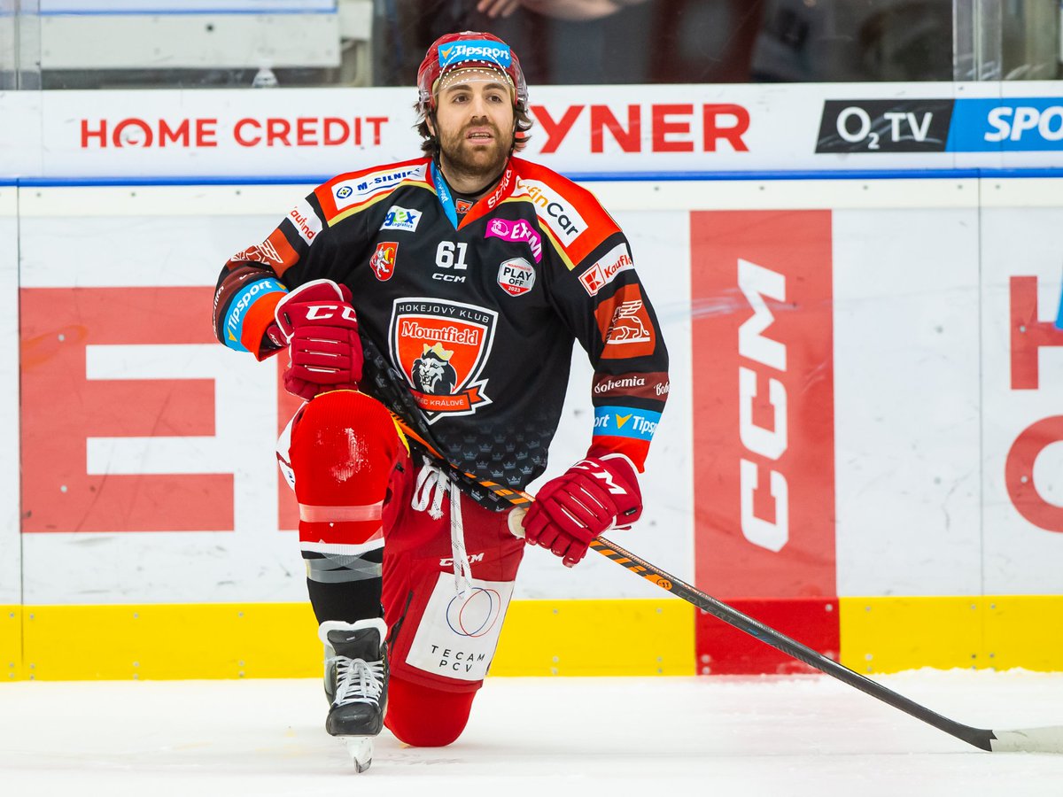 MountfieldHK's tweet photo. Když Ethan #Werek zamířil do české extraligy poprvé, byl z toho titul s třineckými Oceláři. Právě kanadský útočník vstřelil poslední gól předtím, než Slezané zvedli nad hlavu pohár v roce 2019. Nyní se pokusí o podobnou věc v dresu Hradce. Právě proti Třinci. https://t.co/seX9Pa8ucM