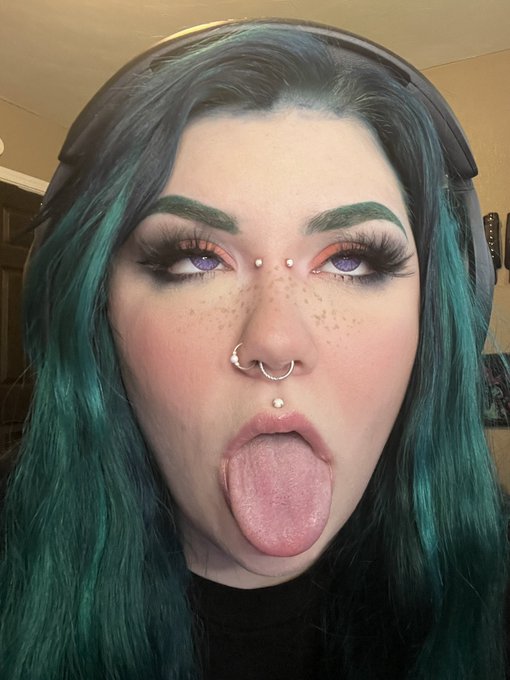 Only hot people watch my stream so if you tune in then ur hot :-) I dont make the rules  https://t.co/gqoKH2aKSo