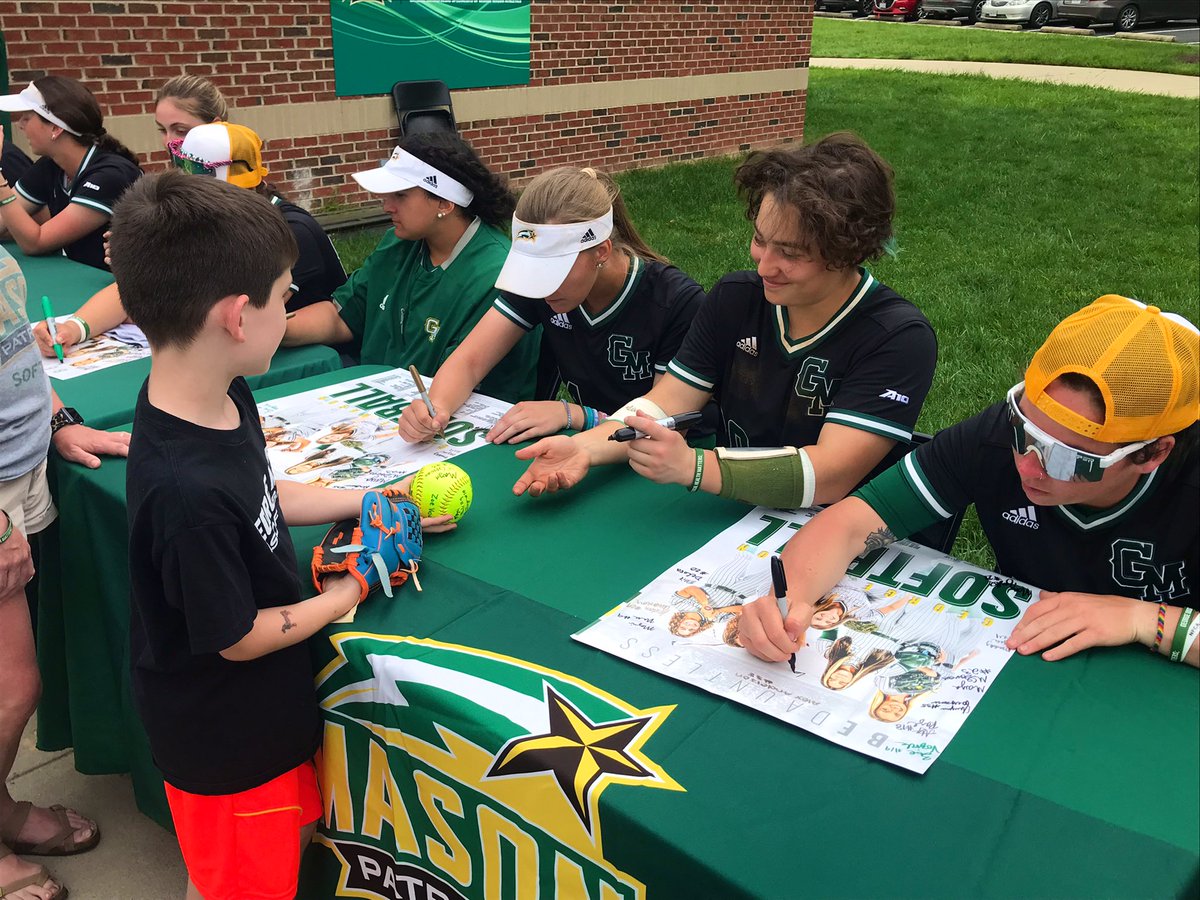 MNTNMVR_777's tweet image. 🥎 All smiles for sure! 😁 Hung out with @lhassen13, a softball @MasonAlumni, and a very special @WSESfox student who had a blast getting his softball and poster signed at his first ever autograph signing! ☺️ #BigFun‼️

#BeDauntless