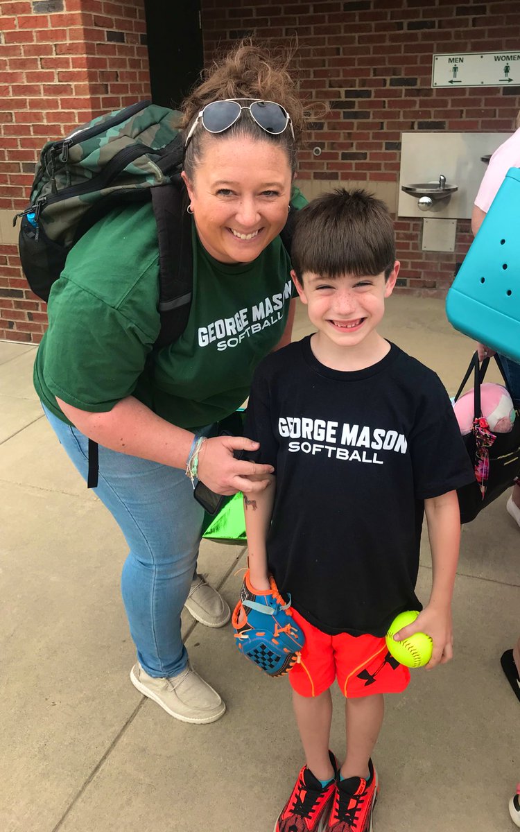 MNTNMVR_777's tweet image. 🥎 All smiles for sure! 😁 Hung out with @lhassen13, a softball @MasonAlumni, and a very special @WSESfox student who had a blast getting his softball and poster signed at his first ever autograph signing! ☺️ #BigFun‼️

#BeDauntless