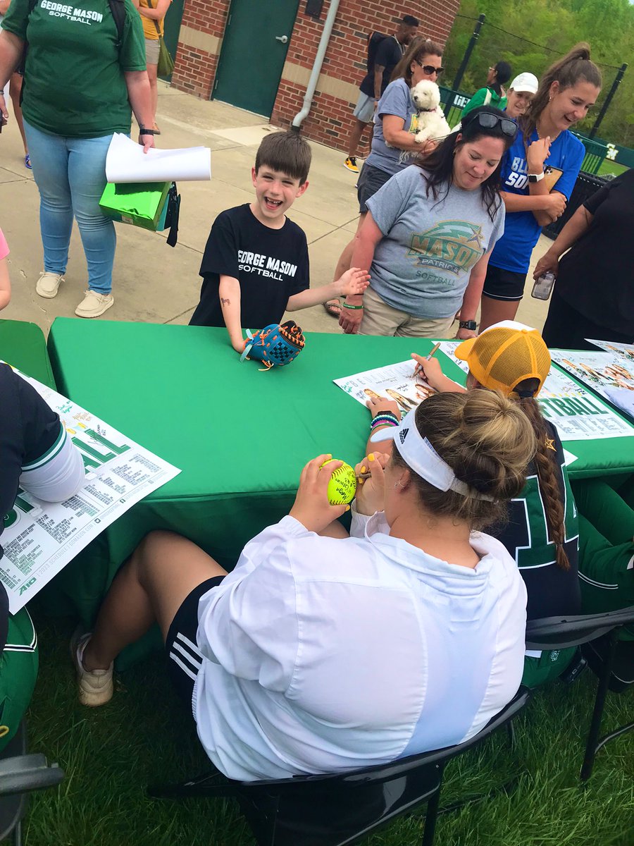 MNTNMVR_777's tweet image. 🥎 All smiles for sure! 😁 Hung out with @lhassen13, a softball @MasonAlumni, and a very special @WSESfox student who had a blast getting his softball and poster signed at his first ever autograph signing! ☺️ #BigFun‼️

#BeDauntless