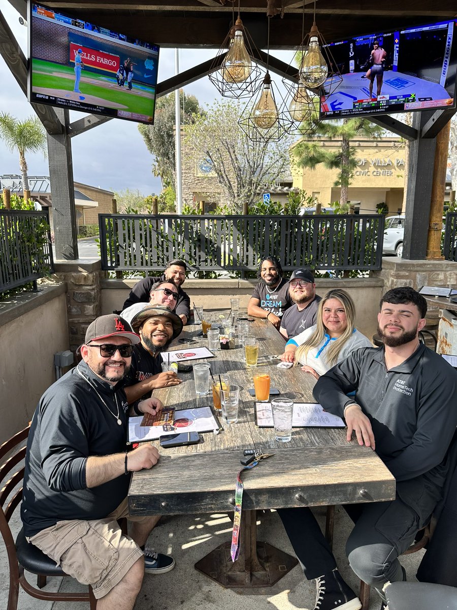 Its_Jessicaahh's tweet photo. Enjoyed some lunch with the team after our #SoCal event!!
#lifewithatt #att #SocalATT #latepost https://t.co/Y3hSy3ogXR