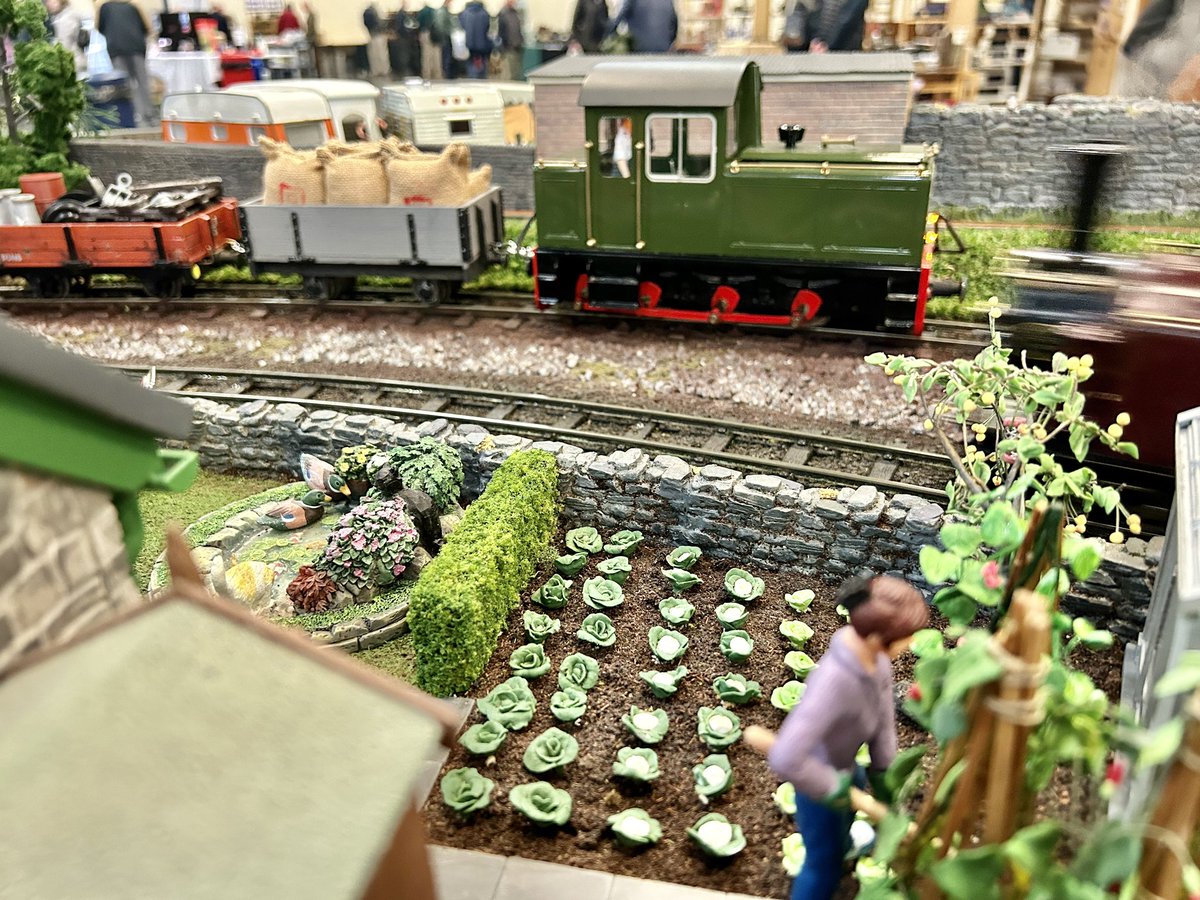 taliesin2022's tweet photo. The detail on the Ridgmont layout is amazing! National Garden Railway Show.
#Ridgmontlayout #16mmnarrowgauge #16mmngm
#gardenrailwaysmagazine #gardenrailways #trains_in_the_garden #photooftheday #sm32 #bestlayout #greatday #funday #Peterborough https://t.co/9mz2EJ6cYo
