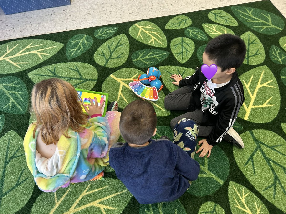 peck_library's tweet photo. Creating Music with Dash Robots 🎶 https://t.co/aBXJRS0B7b