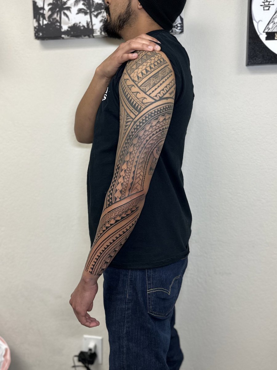 edf2344's tweet photo. Been a minute Twitter! Just wanted to share some recent work. I’m an up and coming Polynesian tattoo artist here on the Central Coast of CA. Ig: EB.INKS Dm to book with me! Lmk what y’all think and a quick rt or like can help me get my work out there. 🤙🏽🙏🏽🌺🖤 https://t.co/QhhIei14sq