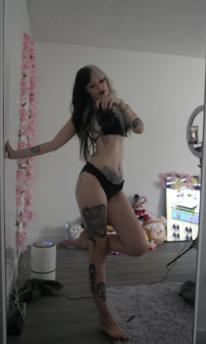 Would you hang up my tv for me 😩🥺 https://t.co/DaXipYDUjH