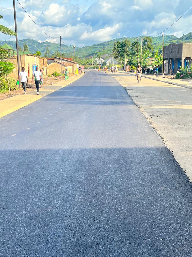 Transformation économique à <a href="/RubavuDistrict/">Rubavu District</a> à qlq 3km de #Goma. Une route qui servira aussi  nos frères congolais en provenance du Nord kivu vers le Sud Kivu/Maniema /Burundi, Kigali et ailleurs. Bonne gouvernance de <a href="/PaulKagame/">Paul Kagame</a> , oye oye oye <a href="/PatrickMuyaya/">Patrick Muyaya</a> jalousie ikuwuwe sasa.