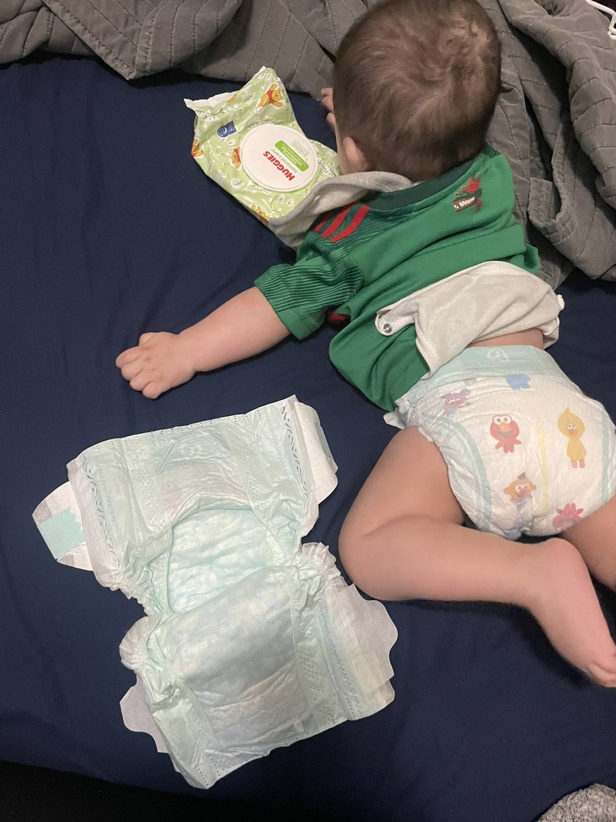 achacontv's tweet photo. We are at the stage in which changing a diaper is nearly impossible 🙃 https://t.co/RPFedTXCvJ