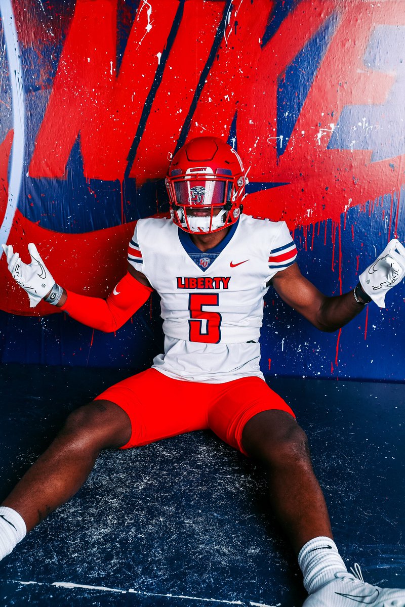 MambaMosley2's tweet photo. Enjoyed spending the past weekend with the @LibertyFootball fam💯! Loved the whole experience. Thanks for having me!!!❤️ #GOFLAMES @willykorn @Coach_Ladutko @LUFBRecruiting https://t.co/pVDpT6Q7gw