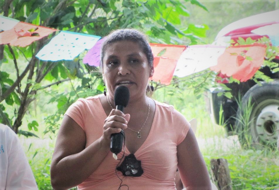 laminuta's tweet photo. "Mi espíritu de lucha es defender el Río Verde, mi territorio, junto con las mujeres del #Copudever, siendo hija, madre, esposa, catequista, darle acompañamiento a otras mujeres que padecen violencia en el hogar”, escribe la defensora afromixteca Leonor.
https://t.co/EVlbgsmbhe https://t.co/ooAEReH43a