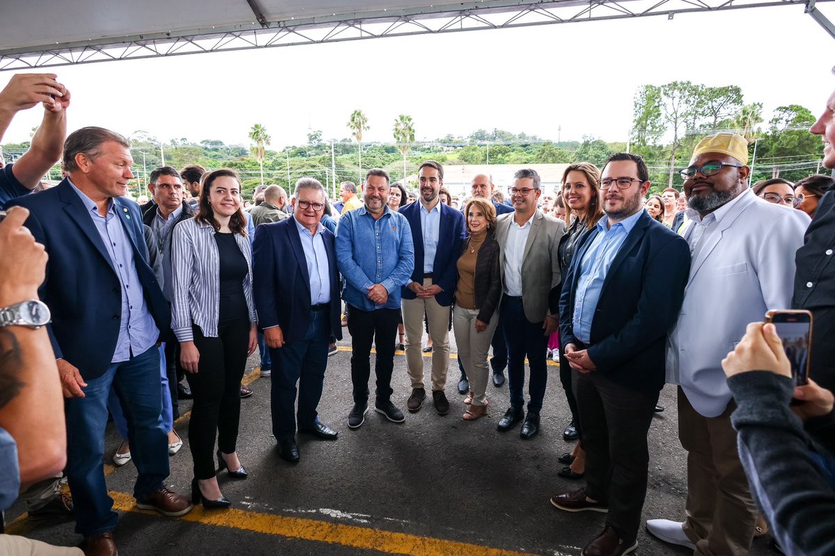 DelegadoRanolfo's tweet photo. Dia histórico para a Segurança Pública gaúcha! Com a entrega de viaturas de hoje, o @governo_rs atinge a meta de 100% dos municípios com ao menos uma viatura nova para a Brigada Militar. Reforço para o policiamento ostensivo e mais segurança! https://t.co/mUzxJ9tY6S