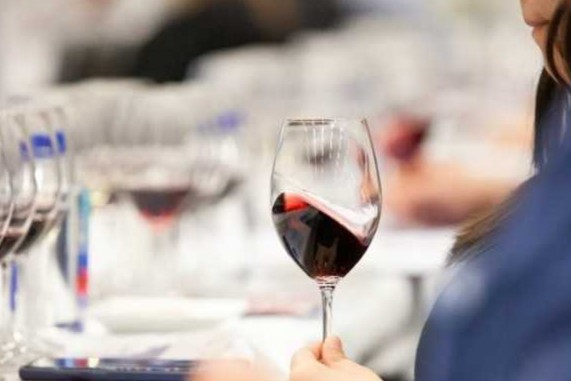 ubcLFS's tweet photo. Does BC have a wine identity? Join us at the @VanWineFest on April 26 from 10:00-11:45 am. Panelists, including #ubcLFS researcher Simone Castellarin, will guide a wine tasting to generate phrases and descriptors that evoke the wine’s regional identity. 🔗https://t.co/SraGedGekF https://t.co/MgE2O1fYo2