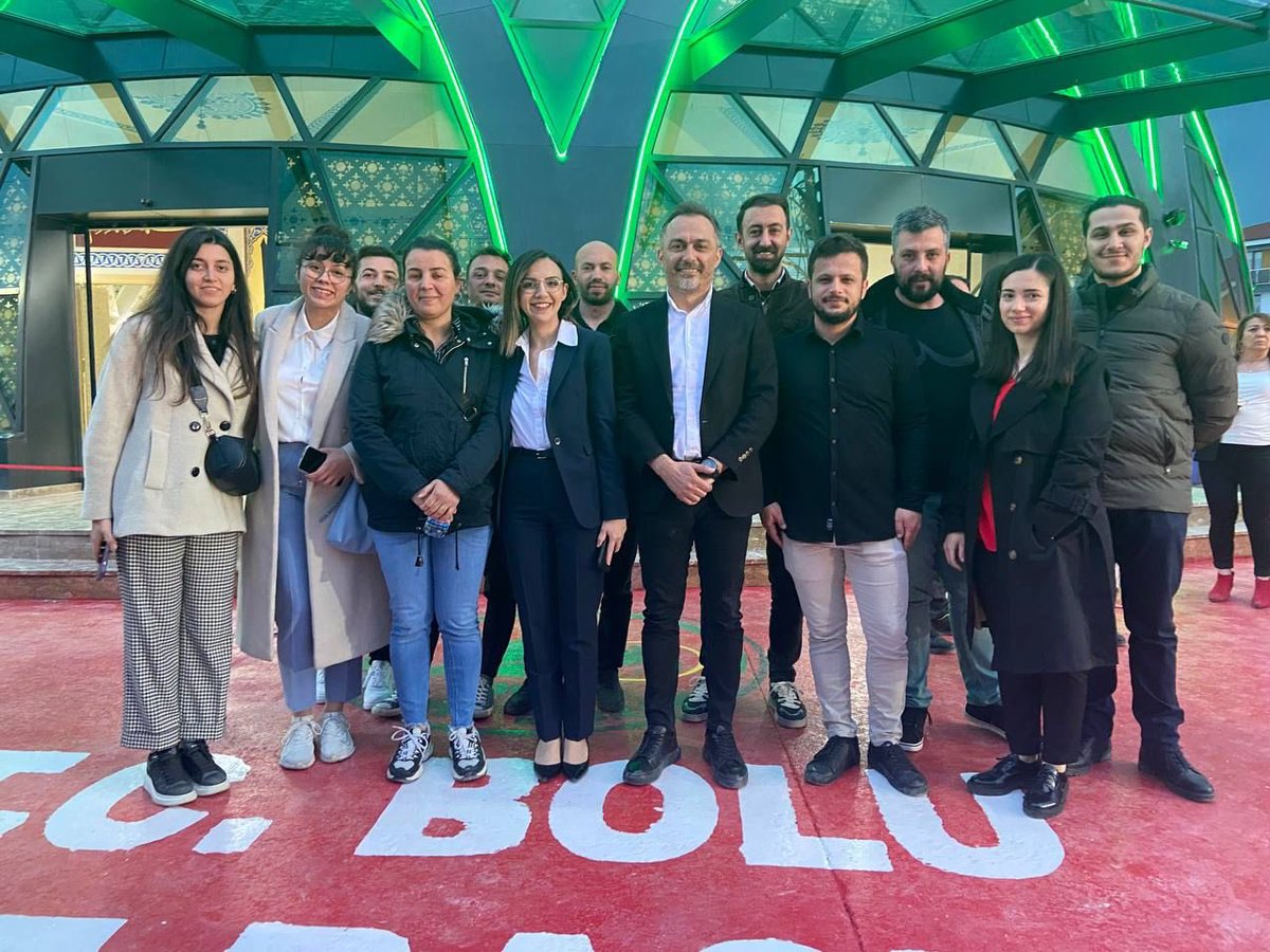 Bolu Belediyesi tarafından yapılan, mimarisi ile dikkat çeken Borazanlar Mahallesi’nde ki Zübeyde Hanım Cami’mizi mübarek Kadir Gecesi’nde ibadete açtık. Bolu halkının yoğun katılımıyla açılışını gerçekleştirdiğimiz Zübeyde Hanım Cami’nin şehrimize hayırlı olmasını diliyorum.