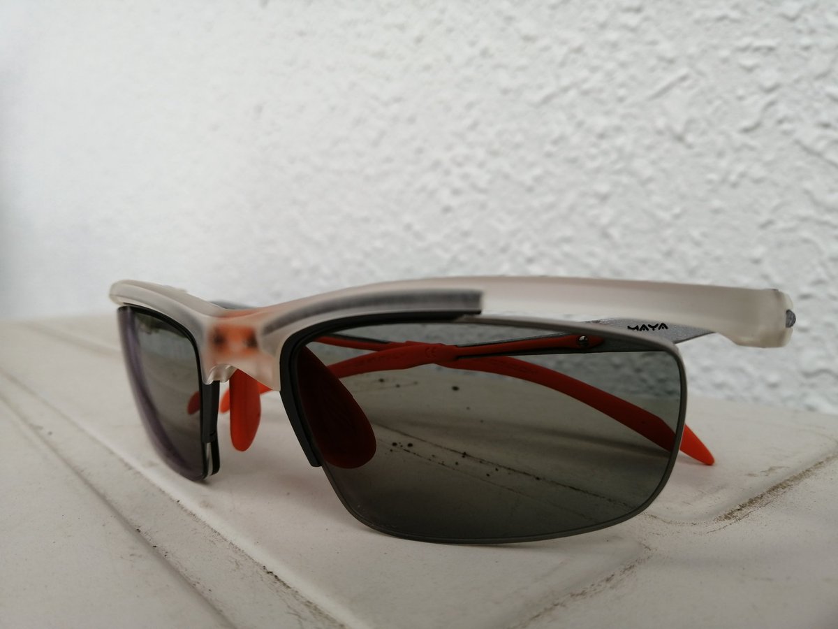 cafenekotsuki's tweet image. 父親の
メガネは外で
黒くなる
大人になって
父の真似する

#短歌
#RUDYPROJECT