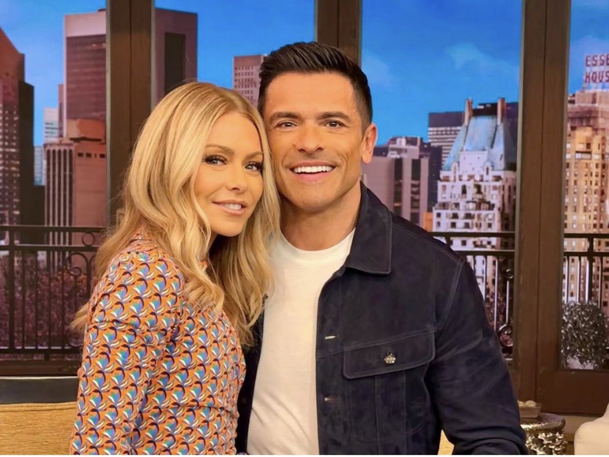 liveWithKMFan23's tweet photo. First Picture My Lock Screen 
Second Picture My Home Scene 
#Kelly #Mark #LiveWithKellyAndMark https://t.co/wMk9PkJ5Wr