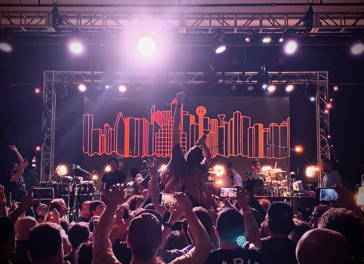 sarahknepper's tweet photo. @RealSnarkyPuppy My brother got this picture at your Harrisburg show — we had a blast! I’m seeing you again in Columbus and can’t wait! https://t.co/BwVptHDrHN