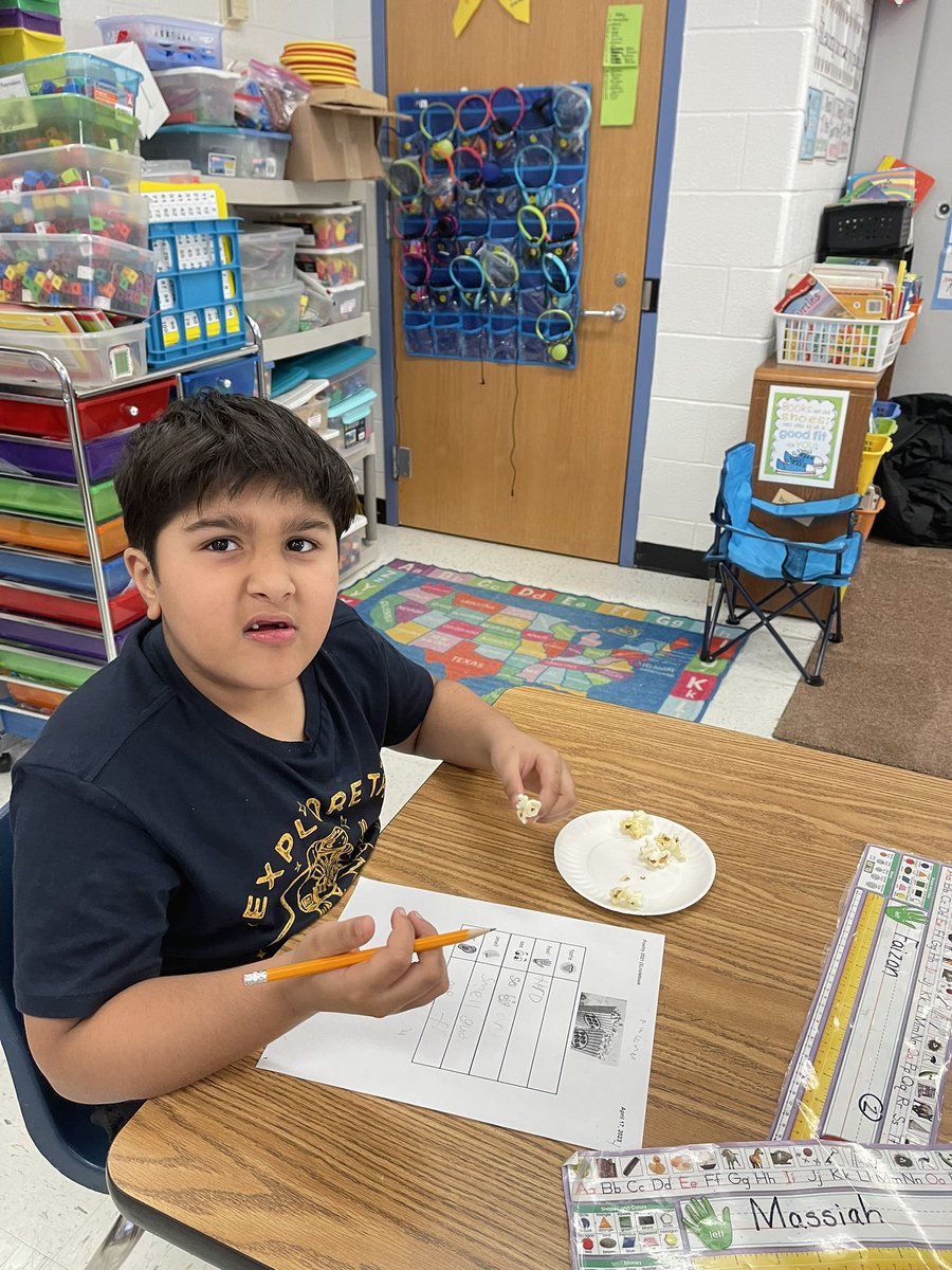 When you need inspiration to write a poem about popcorn, use the real thing to find descriptive words.  Writing in 1st is always an adventure.  <a href="/SwansCreekES/">Swans Creek Elem</a>