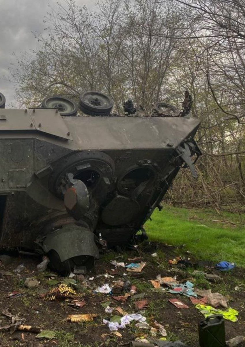 Fotos zeigen einen weiteren zerstörten von den #Niederlanden an die ukrainischen Kiewer Regime-Truppen gelieferten YPR-765 Schützenpanzer (#YPR765 / Modifikation des #M113 US-Schützenpanzers). #LostArmour