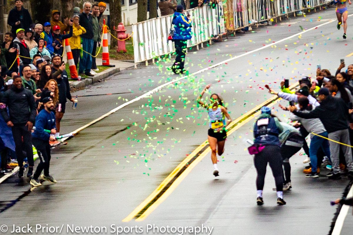 JoshCox's tweet photo. So proud of @des_linden!
A #ChoosingToRun book tour/#BostonMarathon double these past two weeks. #4 for hardcover non-fiction on The NY Times Best-Seller List and a very solid 2:27:18!
How she balanced all the appearances and training was something to behold. A pro’s pro. https://t.co/l7EoD1wrM5