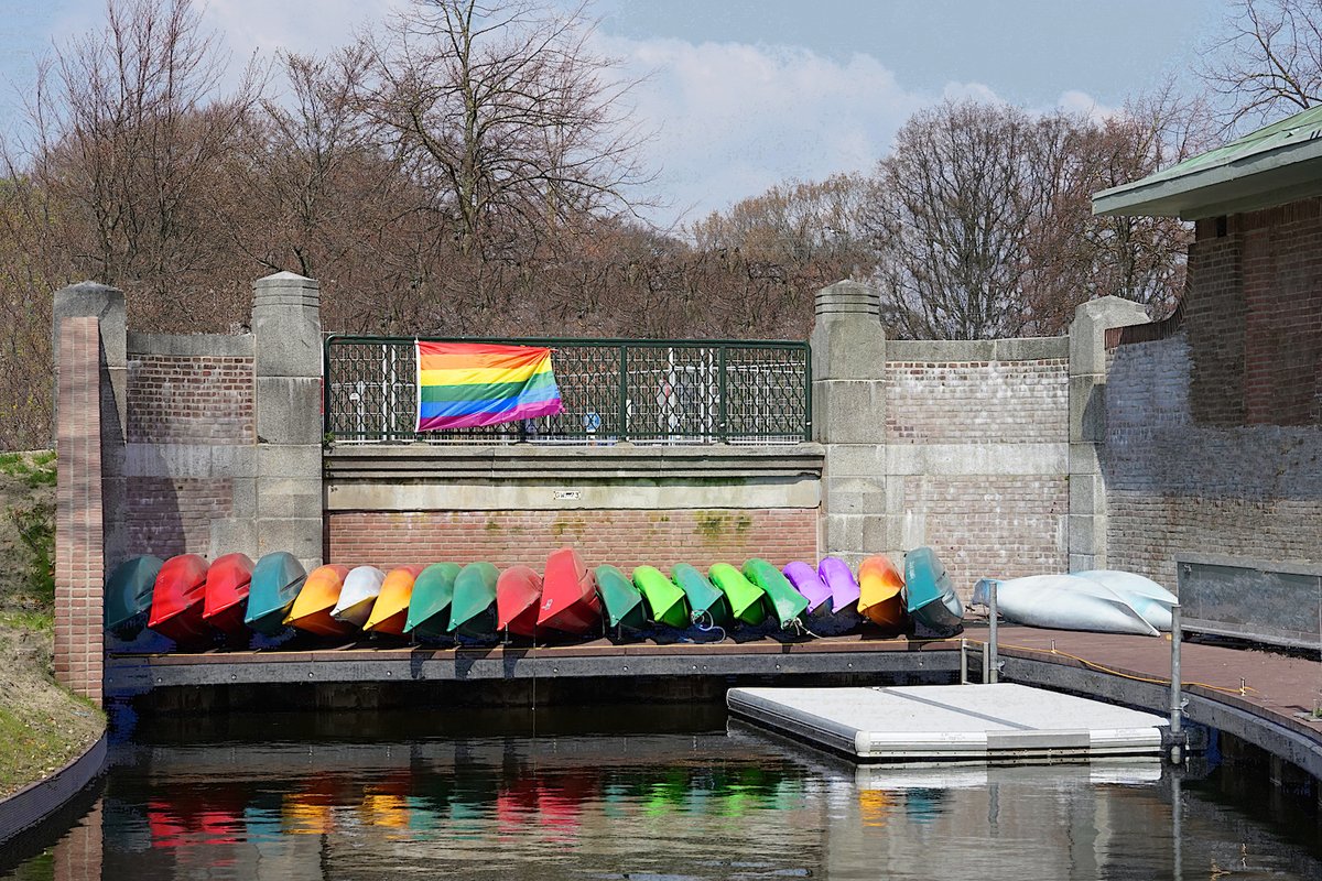RoelWijnants's tweet photo. Je hoeft niet te wachten
Kanoën in de Haagse grachten.
#kanoverhuurdenhaag.nl
#regenboogvlag
#LHTBI
#paxhaven
#denhaag https://t.co/Xmo5sJ2FOF