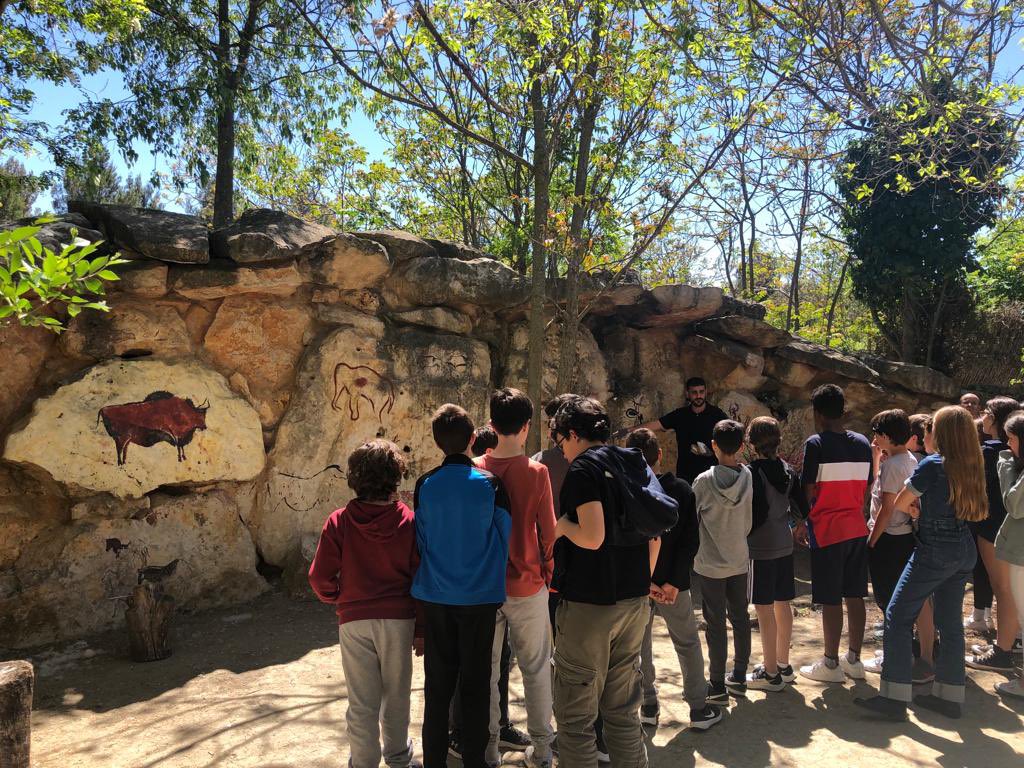 ¡Los alumnos de 1º de la ESO han tenido una experiencia fascinante visitando Arqueopinto! Este parque temático de la prehistoria y la historia antigua en Pinto les ha permitido explorar la evolución humana, conocer asentamientos prehistóricos y la vida de los antepasados
