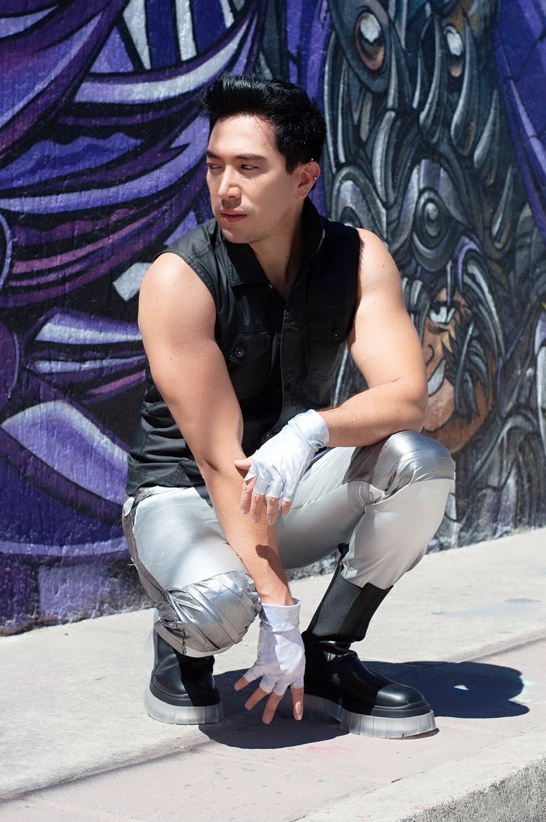 EivamOficial's tweet photo. Nunca digas nunca, no cometas el error de poner cadenas al futuro, cada nuevo día puede ser como un ciclón que se lleve todo lo seguro.... #EIVAM #mural #artwall #caballerosdelzodiaco #model #Singer https://t.co/MBTaKz5JYB