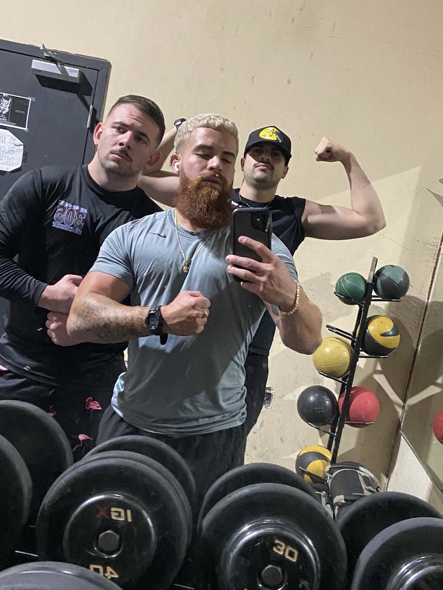 adrianll7's tweet photo. Boys that get big together stay together @HB_Dawood https://t.co/NLaYyVy0gD