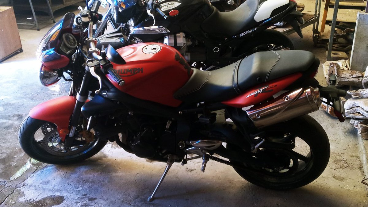 VinkoMilic's tweet photo. Vendo moto Triumph 🏍️  joya familiar 🇬🇧 año 2009.                              Excelente estado/documentación al día ; Tán solo 13.798kms /poco uso / ideal para coleccionistas... $7.5M https://t.co/zy9TYLVCBW