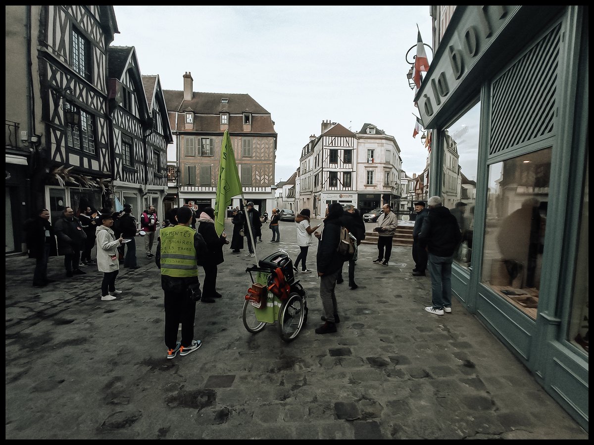 AspopAuxerre's tweet photo. Concert de casseroles (#Casserolade) pour du #boucan20h et des #casseroles20h devant la mairie d'Auxerre, le 17/04/2023.
La lutte contre la #ReformeDesRetraites n'est pas finie :  #64AnsCestToujoursNon !
#NonALaReformeDesRetraites
#64ansCestNon  
#60ansMax https://t.co/UYbcMYKJN5