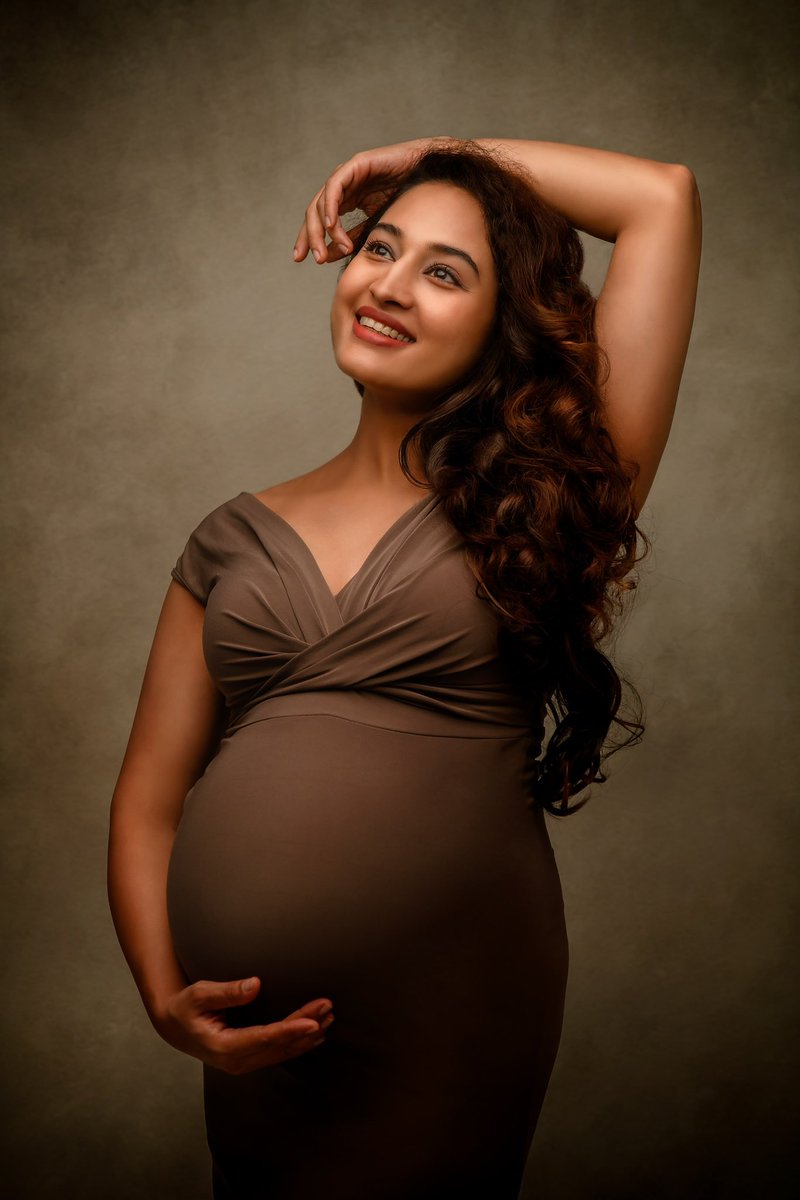 #maternityshoot #maternityphotography #maternityfashion #pregnancyphotoshoot #pregnancydiary #pregnancyjourney #lifeinsideofme #mybaby #blessedandgrateful #homestretch #indianpregnantmom #pregnantbelly #indianpregnantwomen #mommatobe #welcomingbaby #posers #livelovelaugh