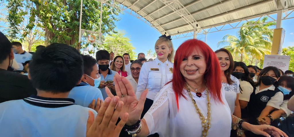 RaulPozosMx's tweet photo. Para el presidente @lopezobrador_ y @LaydaSansores, la felicidad de nuestras niñas, niños y adolescentes es lo más importante que tiene este país. Se cumple el compromiso de la construcción de un domo en la Cancha de Usos Múltiples en beneficio de alumnos de la Sec. Técnica 1 ... https://t.co/v9jRkKBidZ