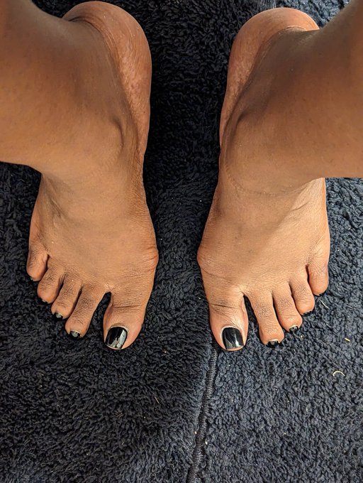 My arch is completely gone. I'ma wear my heels more or should I just go barefoot?? https://t.co/K2Ro<a href="/tag/bigolive"class="tags"><span>#bigolive</span></a>