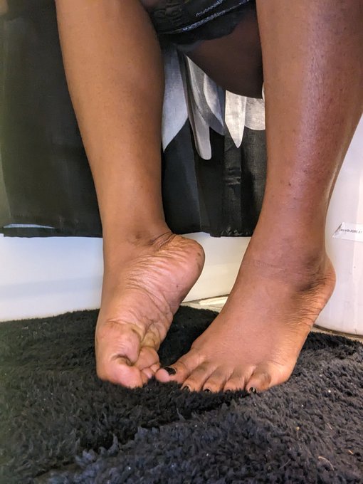 My arch is completely gone. I'ma wear my heels more or should I just go barefoot?? https://t.co/K2Ro<a href="/tag/bigolive"class="tags"><span>#bigolive</span></a>