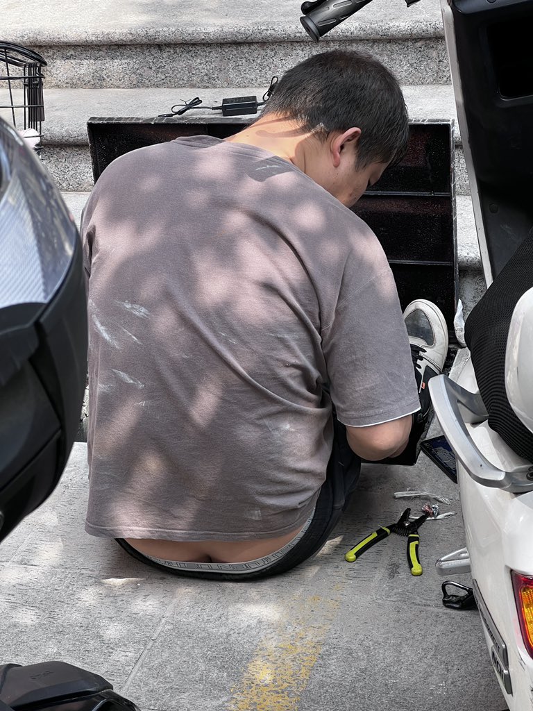 大哥，你露沟了