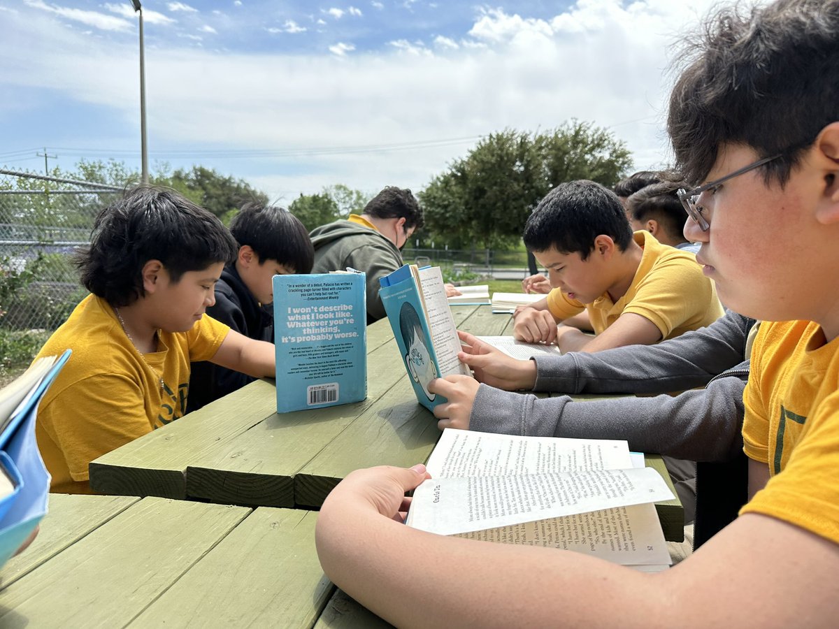 Today was a BEAUTIFUL day to soak up some vitamin D while enjoying a great novel! @NISDRoss @sulrossreads @NisdBILESL @AVID4College @AVIDExcel #OutDoorClassroom ❤️ #RebelsRead #ThisIsRoss @RJPalacio 🥰 #BlessedToTeach