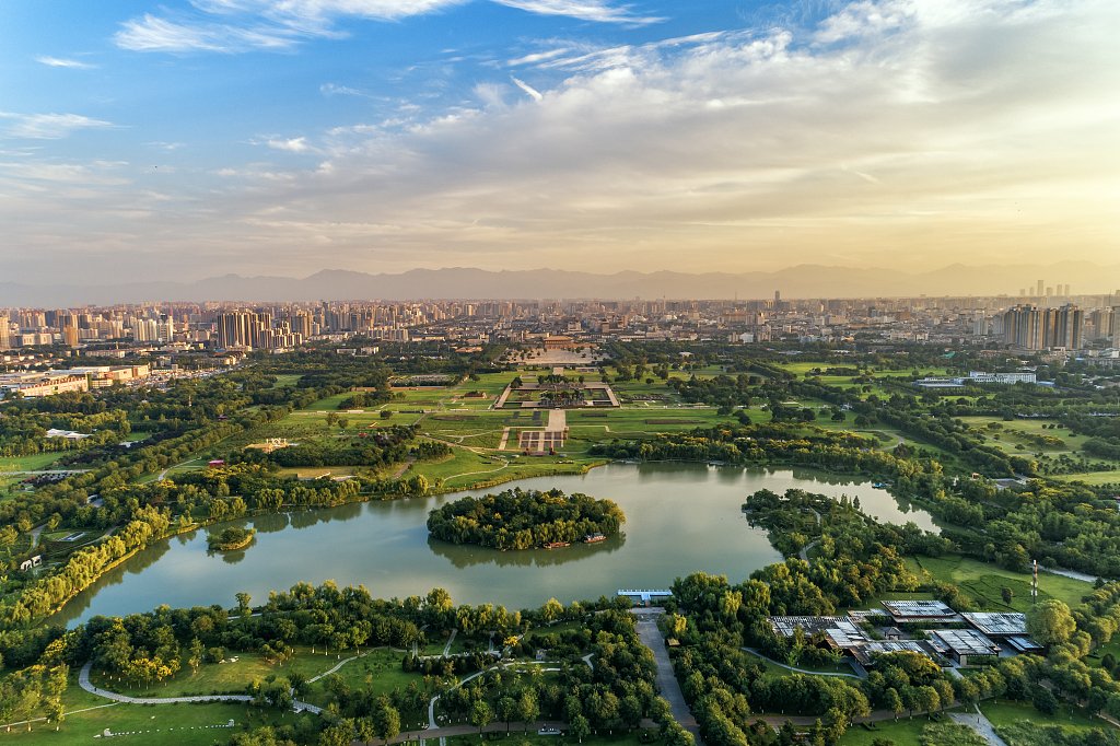 ShaanxiMoments's tweet photo. Happy #InternationalDayonMonumentsandSites! 
One of the most iconic sites in Shaanxi is the Daming Palace. It was built in the 7th century and served as the political and cultural center of Tang dynasty. Let's  protect our cultural heritage for future generations to come! https://t.co/BqZ9LYgcaR