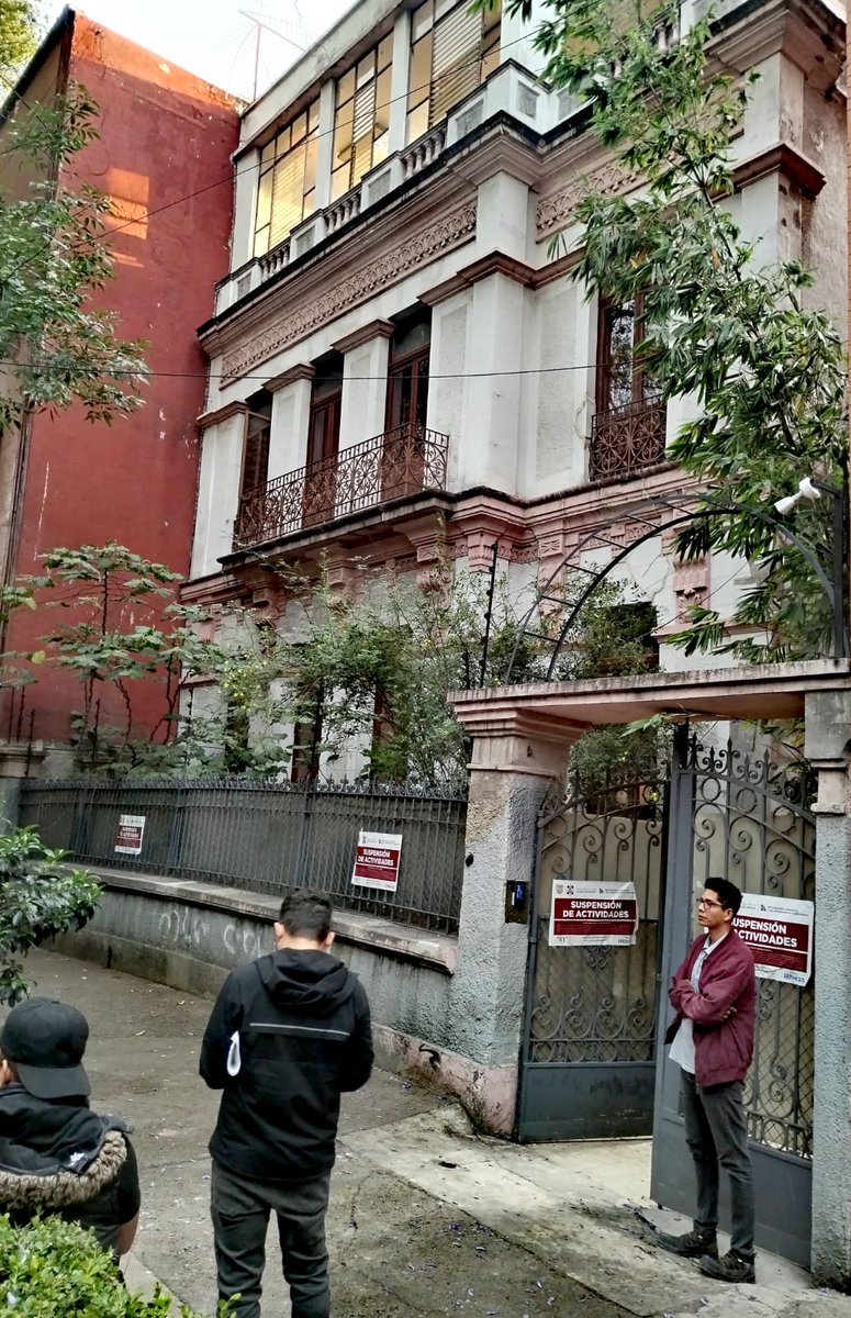 Esta tarde, siguiendo las instrucciones de la Procuradora <a href="/mariana_boy/">Mariana Boy</a>, colocamos sellos de suspensión de actividades al inmueble catalogado por #INBAL y @seduviCDMX en Córdoba 87, col Roma por realizar trabajos de construcción en su interior sin los permisos correspondientes.