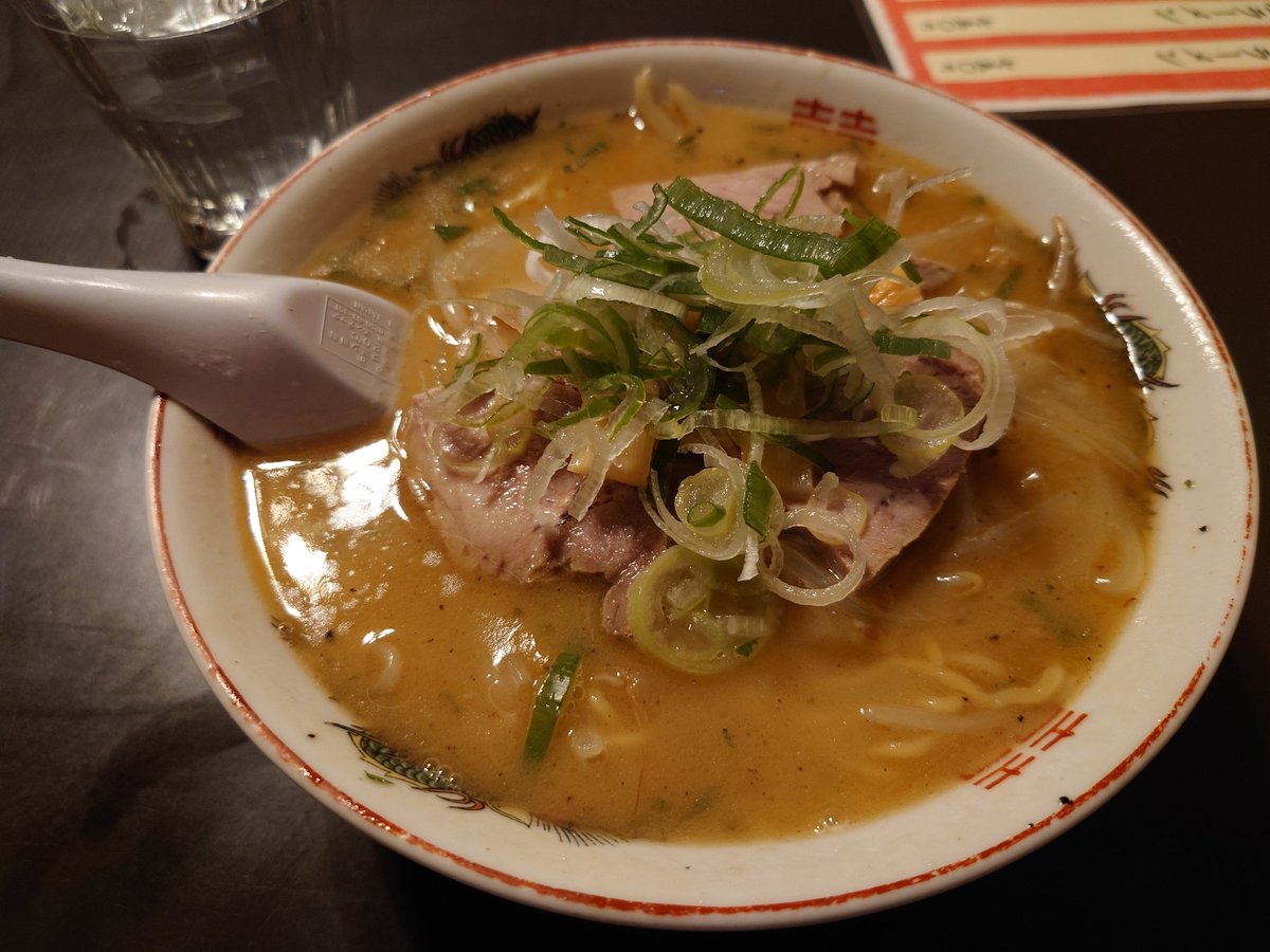 toramaru09jpG's tweet photo. 一徹
・青じそラーメン 味噌
昔懐かしい感じのザ・札幌ラーメンです。
青じそが良いアクセントでした。
狸小路の人通りが少ない場所なので穴場かも。店内は広いし落ち着きます。
量や味を加味しても値段が優しすぎる!
#青じそラーメン #一徹 https://t.co/Q11ytaWsY2