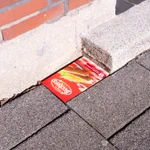 面白い。スーパーの商品で路上の隙間を埋める。オランダのアーティスト、ヘルムート・スミッツの作品。