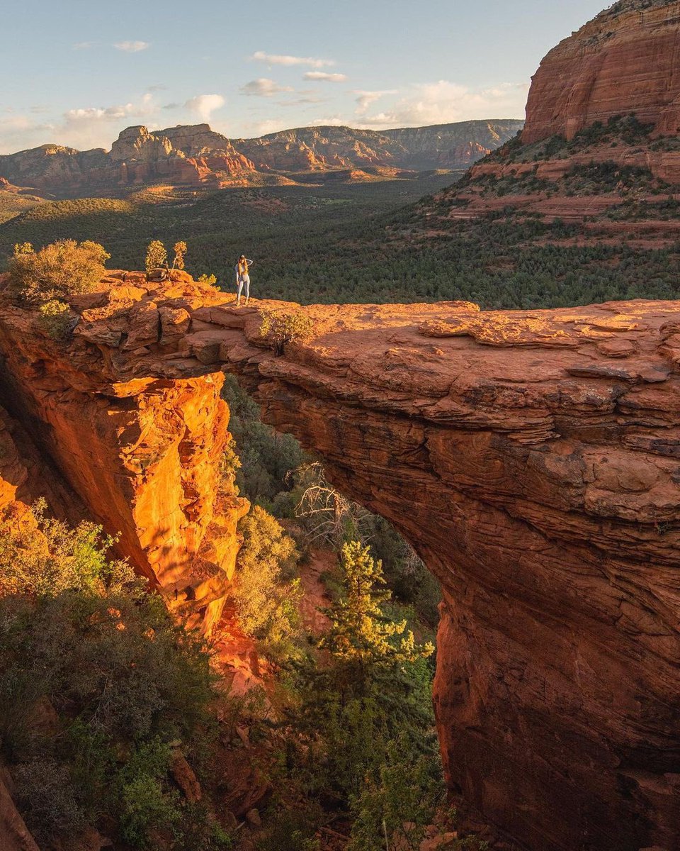 Sunrise in Sedona. Are you a morning person? What’s better coffee or a beautiful red rock arch?

#arizonacollective #arizonahighways #explorecreate #sedonaarizona #arizonahiking #arizonaliving