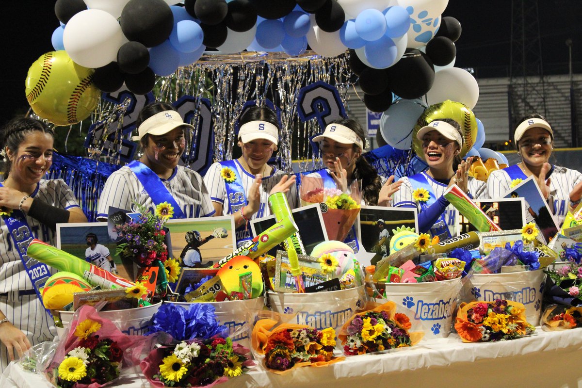 SSAISDssahs's tweet photo. The South San Lady Bobcat Softball team defeated Southside 4-2 on Senior Night! #PawsUp
📷 by South San Photography https://t.co/eUWXxNvRjq