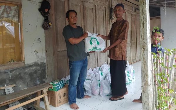 DPP_PKB's tweet photo. “Ini adalah salam cinta dari Gus Muhaimin dan bentuk kepedulian beliau kepada warga Bumi Arema,” ungkap Cak Udin.
#GusMuhaimin #PKBberbagi https://t.co/DeitBfgvgD