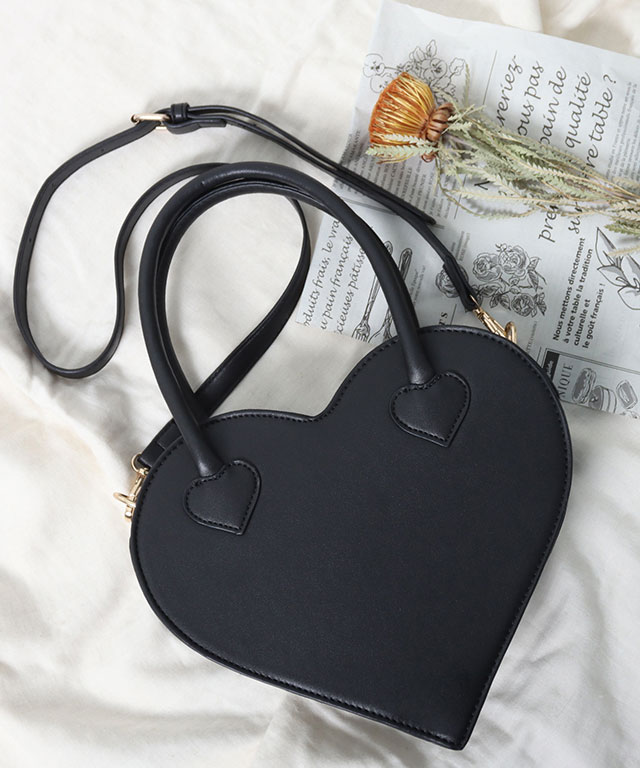 isnt_she_'s tweet photo. 「ハート型」ショルダーバッグが新登場。目を惹くフォルムがとにかくキュート。小さすぎず大きすぎないサイズで使いやすい。ストラップは取り外し可能。残りわずか！
https://t.co/myBaJnptwY https://t.co/zyqclLHEfi