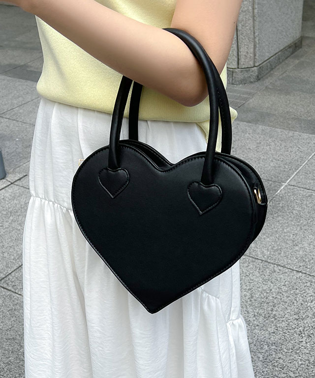 isnt_she_'s tweet photo. 「ハート型」ショルダーバッグが新登場。目を惹くフォルムがとにかくキュート。小さすぎず大きすぎないサイズで使いやすい。ストラップは取り外し可能。残りわずか！
https://t.co/myBaJnptwY https://t.co/zyqclLHEfi
