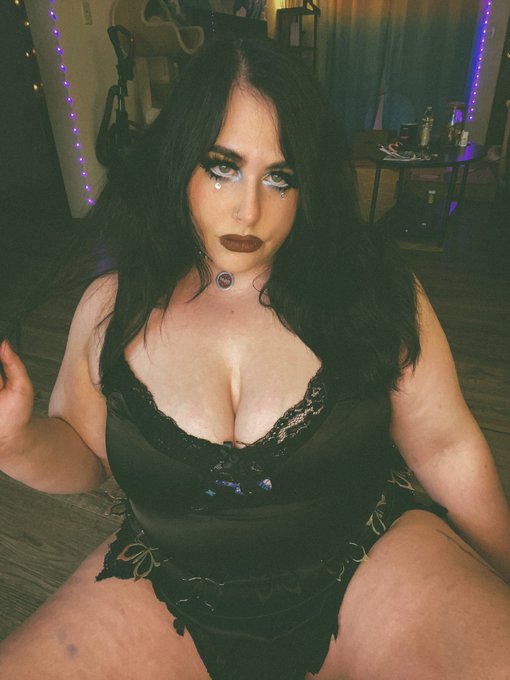 Lucy Love’s pics and videos