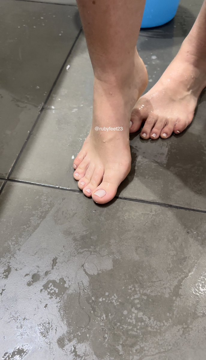 rubyfeet23's tweet image. Boa noite! #feet #foot #pes #pezinho