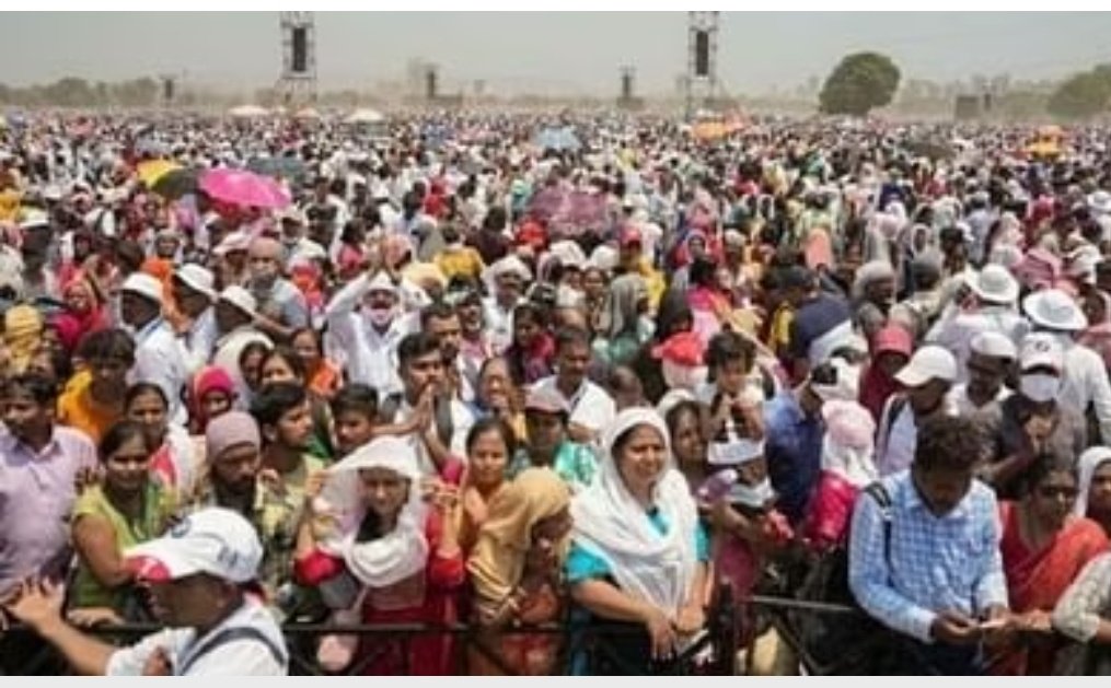 Reporter_Arpita's tweet photo. भीषण गर्मी में लाखों लोगों को बुला लेते हैं आप (BJP) एक छायादार टेंट तक नहीं लगवाते और कहते हैं ये सम्मान समारोह है। आपने इसे मरण समारोह बना दिया। आप तो मंच पर छाया में कूलर की हवा खा रहे थे और लोग धूप से जल रहे थे। 

#MaharashtraBhushan #BJP https://t.co/eCoTns1z1b