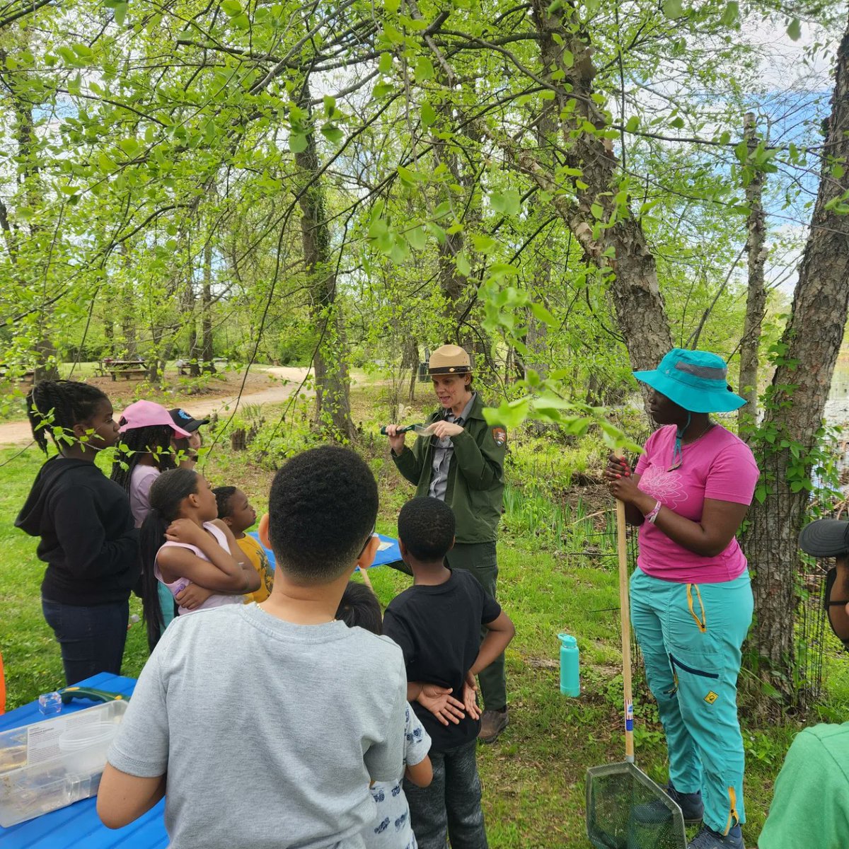 UrbanAdvSquad's tweet image. Ranger Kristy and Shannah from @KenAqGardens led #SquadMembers  in some hands-on species identification today at Kenilworth Aquatic Gardens. We saw crayfish, tadpoles, mayflies, snails, and more!

#JuniorRangerAdventureSquad
#ThisIsOutdoorLearning 
#CityAsAClassroom