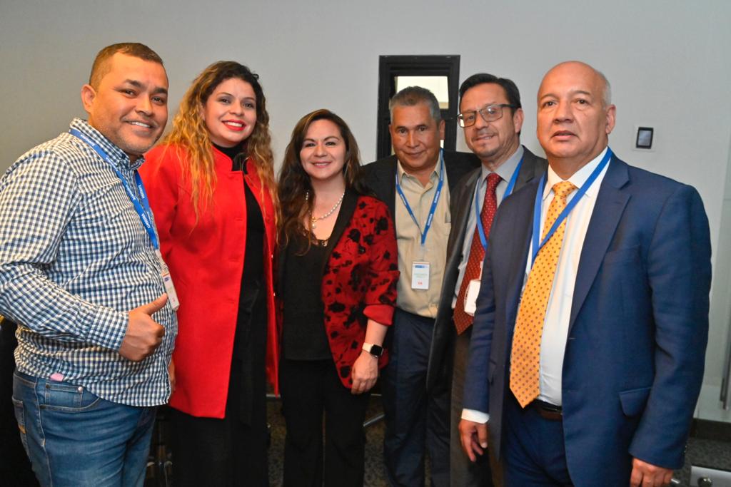 Ministerio_TIC's tweet photo. #MinTIC lidera mesas de diálogo con prestadores de servicios de Internet y redes comunitarias para construir juntos la conectividad en nuestras regiones. Hoy, la ministra @SandramUrrutia se reunió con la agremiación ‘Una Colombia’ para socializar la estrategia #ConectaTIC360. 🤝 https://t.co/dvM54DQhHJ